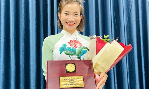 Nguyễn Thị Oanh nhận giải thưởng Phụ nữ Việt Nam. Ảnh: Facebook nhân vật
