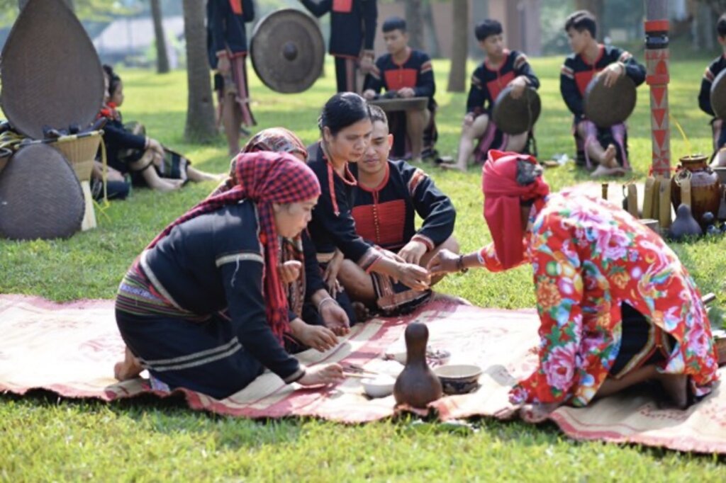 Thầy cúng làm lễ trong lễ cúng sức khoẻ của người dân tộc Ê-đê. Ảnh: Anh Vũ