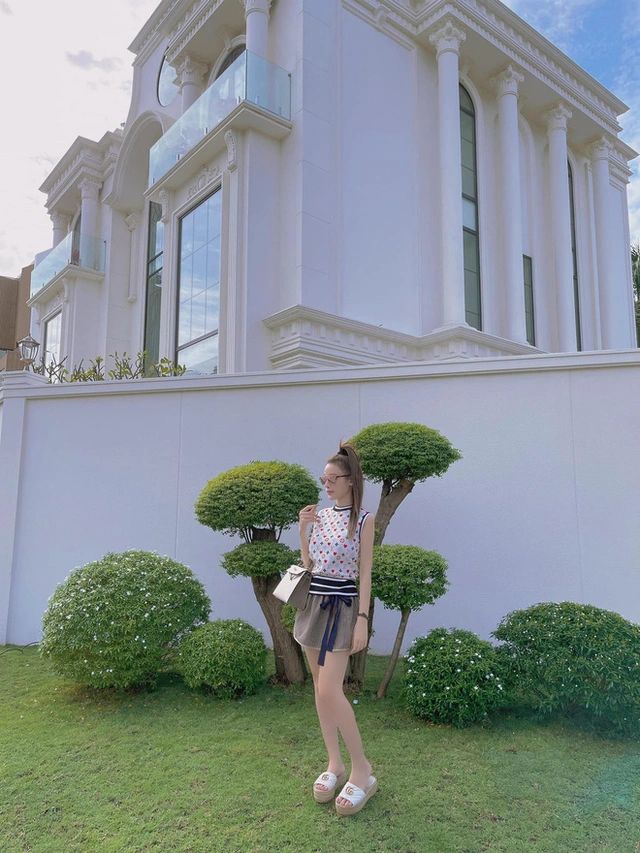 Huyền Baby chụp hình bên căn biệt thự tại TP HCM. Ảnh: Facebook nhân vật