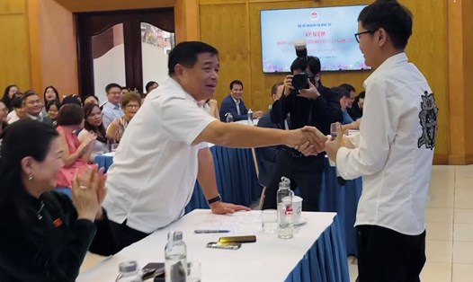 Bộ trưởng Nguyễn Chí Dũng chúc mừng đại diện nhóm yếu vì những kết quả đạt được trong năm 2023. Ảnh: Đức Mạnh 