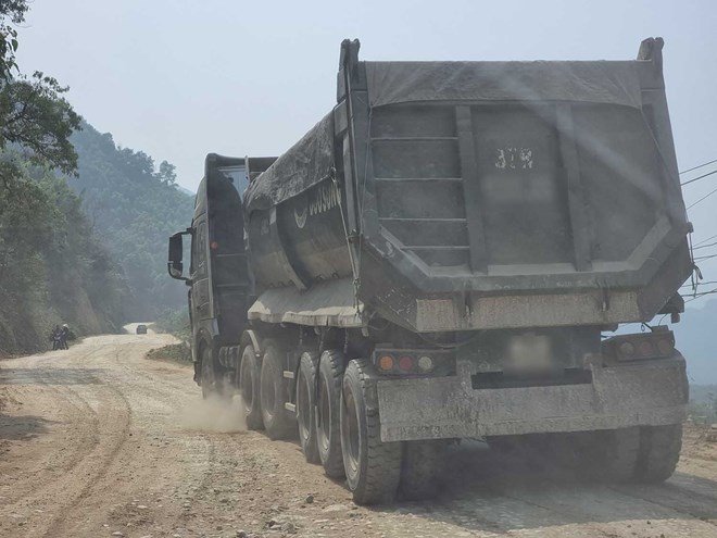 Xe tải chở quặng rầm rập chạy trên tỉnh lộ 532 đi qua huyện Quỳ Hợp (Nghệ An). Ảnh: Quang Đại 
