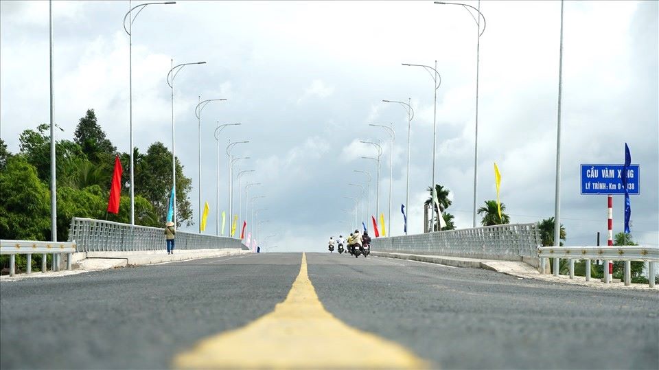 Cầu Vàm Xáng là công trình trọng điểm của TP Cần Thơ, có tổng chiều dài 3,3 km, bề rộng mặt cầu 14m, tổng mức đầu tư gần 450 tỉ đồng. Công trình có điểm đầu nằm trên đường Nguyễn Văn Cừ nối dài và điểm cuối trên Quốc lộ 61C.