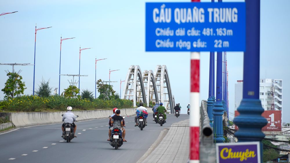 Cầu Quang Trung được đưa vào sử dụng từ chiều ngày 31.12.2020, với quy mô 4 làn xe, 2 chiều riêng biệt. Cầu bắc qua sông Cần Thơ nối liền 2 quận Cái Răng và Ninh Kiều (TP Cần Thơ) nhằm giải quyết tình trạng ùn ứ giao thông kéo dài vào trung tâm thành phố trong nhiều năm qua.