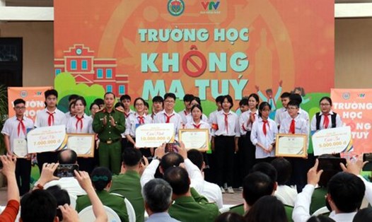 Trao giải cuộc thi “Trường học không ma túy” tại Trường THCS Phùng Chí Kiên (Nam Định). Ảnh: BTC