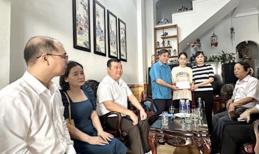 Đại diện Công đoàn Ngân hàng Việt Nam trao hỗ trợ cho gia đình bảo vệ Trần Minh Thành. Ảnh: Lộc Nghi