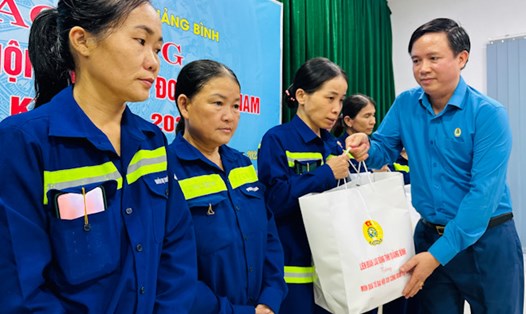 Chủ tịch LĐLĐ tỉnh Quảng Bình Phạm Tiến Nam trao quà cho người lao động. Ảnh: Lê Phi Long