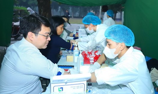 Toàn thể các bộ, viên chức, người lao động Học viện Nông nghiệp Việt Nam được khám sức khoẻ. Ảnh: CĐCS