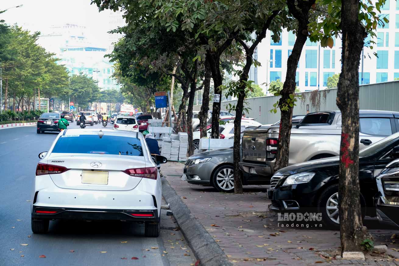 Tình trạng xe ô tô đỗ tràn lan, mặc biển cấm đã không còn xa lạ trên địa bàn Thành phố Hà Nội.