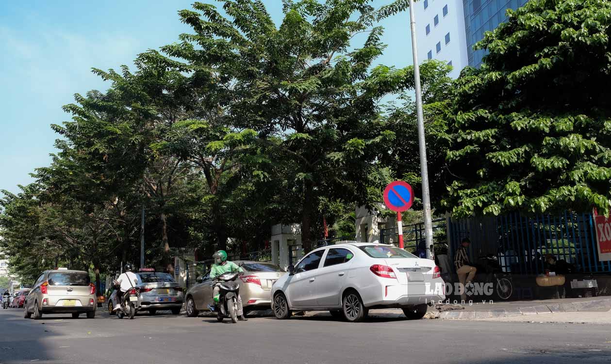 Tại phố Vọng (quận Hai Bà Trưng, Hà Nội) dù đã có biển cấm nhưng ô tô vẫn ngang nhiên đỗ thành một hàng dài.