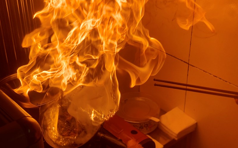 Màn “múa lửa” độc nhất vô nhị tại quán ông Hoà là điểm thu hút nhiều thực khách. Ảnh: Nhật Minh