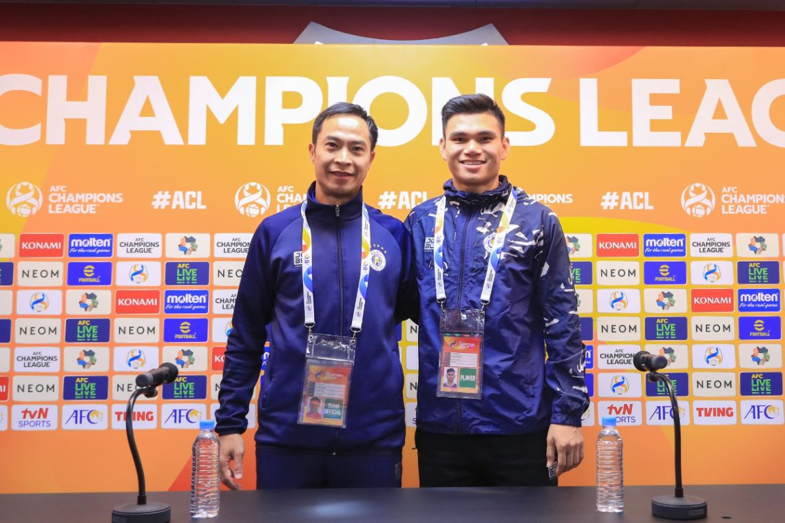 Huấn luyện viên Lê Đức Tuấn (trái) và hậu vệ Phạm Xuân Mạnh tham dự họp báo trước trận đấu giữa Hà Nội FC và Pohang Steelers tại AFC Champions League. Ảnh: Hà Nội FC