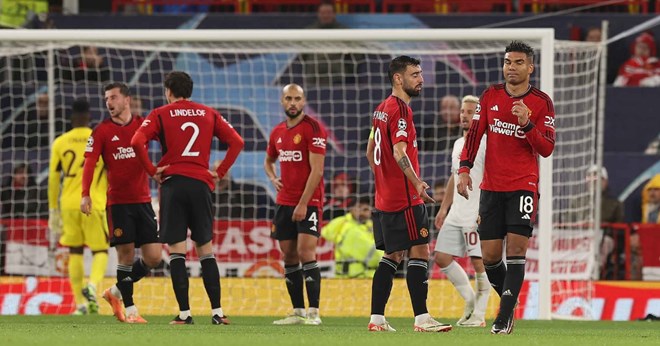 Man United đã tự đẩy mình vào thế khó khi thua Galatasaray 2-3 trên sân nhà. Ảnh: Man United