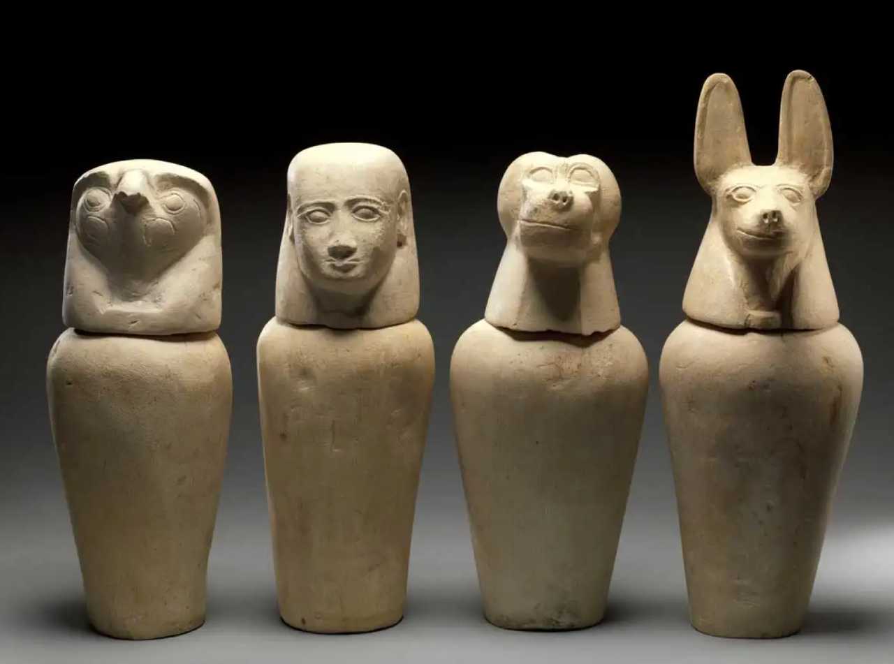 Bốn chiếc bình chứa nội tạng của xác ướp. Ảnh: Bảo tàng Met, New York