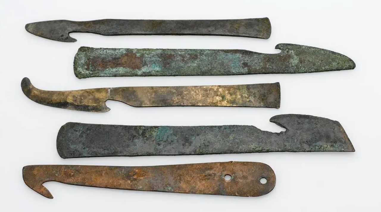 Dao đồng được sử dụng trong quá trình ướp xác, khoảng năm 600-200 trước Công nguyên. Ảnh: Bảo tàng Khoa học