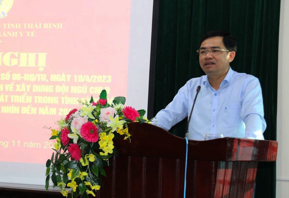 Ông Bùi Xuân Vinh - Chủ tịch LĐLĐ tỉnh Thái Bình triển khai các nội dung của Nghị quyết số 06/NQ-TU tại hội nghị. Ảnh: Bá Mạnh