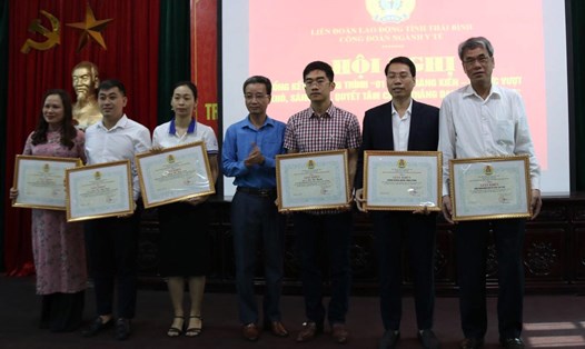 Chủ tịch Công đoàn Ngành Y tế tỉnh Thái Bình - Đào Văn Truyền triển trao khen thưởng cho các tập thể và cá nhân có thành tích tham gia chương trình. Ảnh: Bá Mạnh