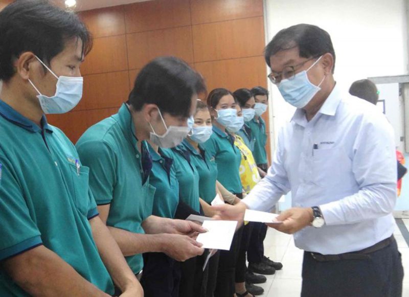 Lãnh đạo Công ty TNHH Hyosung Việt Nam tặng quà hỗ trợ cho công nhân, người lao động. Ảnh: Hà Anh Chiến