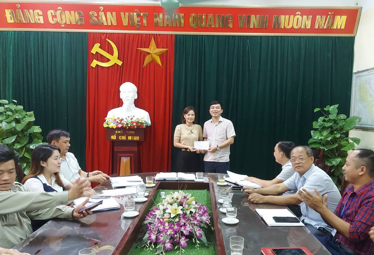 Cán bộ, công chức xã Hoàng Diệu (huyện Chương Mỹ, Hà Nội) tại một sự kiện do UBND xã tổ chức. Ảnh: Hanoi.gov.vn