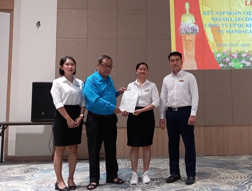 Chủ tịch LĐLĐ TP Phan Thiết trao quyết định thành lập CĐCS Công ty Cổ phần quản lý khách sạn & dịch vụ Mandala - Chi nhánh Mũi Né. Ảnh: LĐLĐ Phan Thiết