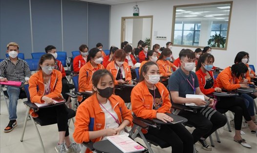 Cán bộ công đoàn, công nhân Công ty TNHH Regina Miracle International tham gia lớp học tiếng Trung do công đoàn tổ chức. Ảnh: Mai Dung