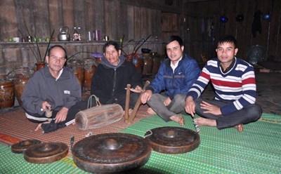 Cồng chiêng luôn xuất hiện ở các dịp quan trọng trong cuộc sống của người dân Tây Nguyên. Ảnh: Anh Vũ