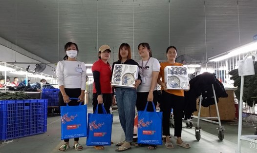 Công ty Cổ phần Quốc tế Phong Phú tặng quà 8.3 cho người lao động. Ảnh: DNCC