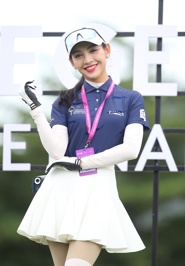 Miss golf Thanh Tú hào hứng khi được chia sẻ kinh nghiệm chơi golf. Ảnh: VDLV