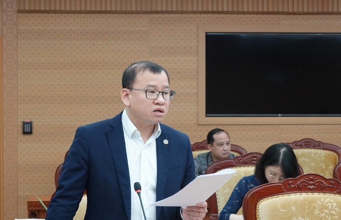 Ông Nguyễn Hoàng Dương – Phó Vụ trưởng Vụ Tài chính các ngân hàng và tổ chức tài chính (Bộ Tài chính) báo cáo tại cuộc họp.