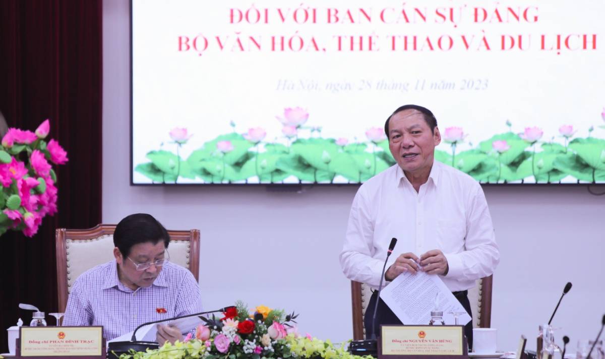 Ông Nguyễn Văn Hùng - Bộ trưởng Bộ Văn hóa Thể thao và Du lịch - phát biểu tại buổi làm việc. Ảnh: Đặng Phước
