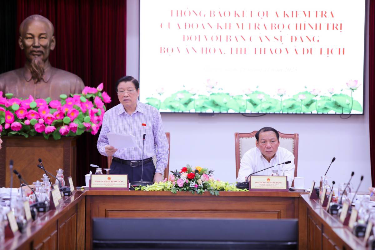 Ông Phan Đình Trạc - Ủy viên Bộ Chính trị, Bí thư Trung ương Đảng, Trưởng Ban Nội chính Trung ương, Trưởng đoàn kiểm tra - phát biểu tại buổi làm việc. Ảnh: Đặng Phước