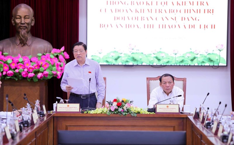 Ông Phan Đình Trạc - Ủy viên Bộ Chính trị, Bí thư Trung ương Đảng, Trưởng Ban Nội chính Trung ương, Trưởng đoàn kiểm tra - phát biểu tại buổi làm việc. Ảnh: Đặng Phước