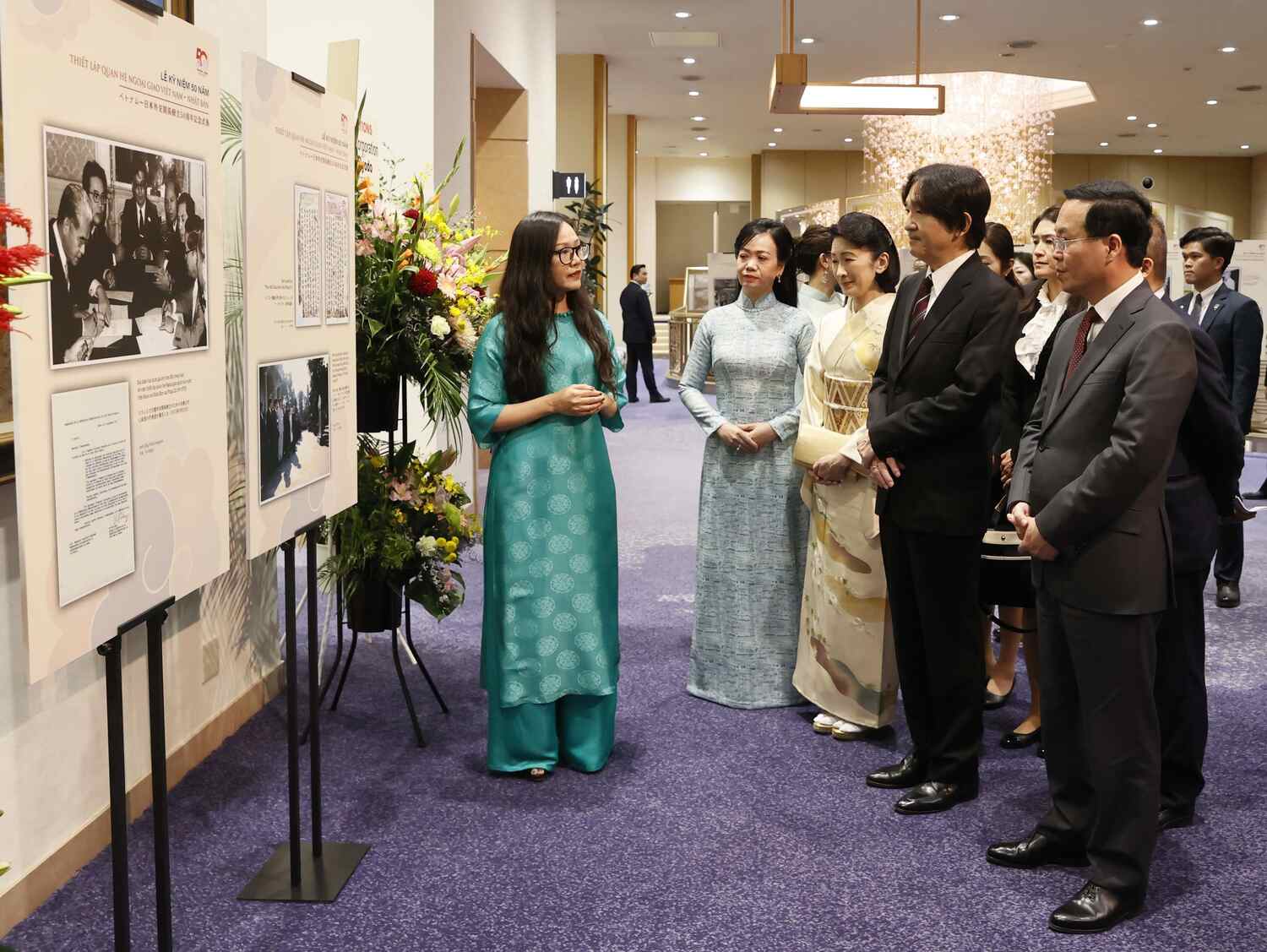 Chủ tịch nước Võ Văn Thưởng và Phu nhân cùng Hoàng Thái tử Akishino và Công nương tham quan triển lãm ảnh kỷ niệm 50 năm thiết lập quan hệ ngoại giao Việt Nam - Nhật Bản. Ảnh: TTXVN