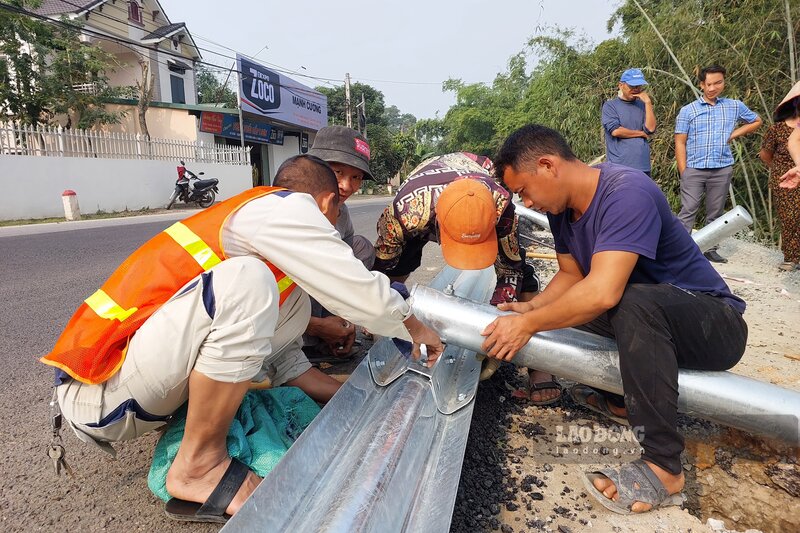 Hiện, các công nhân đang lắp hoàn trả hệ thống hộ lan giao thông bị hỏng trước đó.