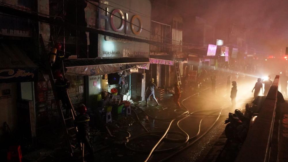 Ghi nhận của phóng viên Báo Lao Động, khoảng 19h tối ngày 28.11, cửa hàng phụ kiện H.L (địa chỉ tại 4C, đường 3/2, phường Hưng Lợi, quận Ninh Kiều, TP Cần Thơ) bị cháy, khói bao trùm cả tuyến đường.