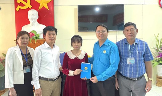 Chủ tịch LĐLĐ huyện Nghĩa Đàn Trần Văn Dương (áo xanh) trao quà hỗ trợ cho đoàn viên công đoàn. Ảnh: Quỳnh Trang