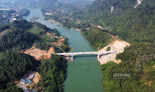 Cầu Bạch Xa (Hàm Yên, Tuyên Quang), cây cầu trăm tỉ vượt sông Lô sắp hoàn thành.
