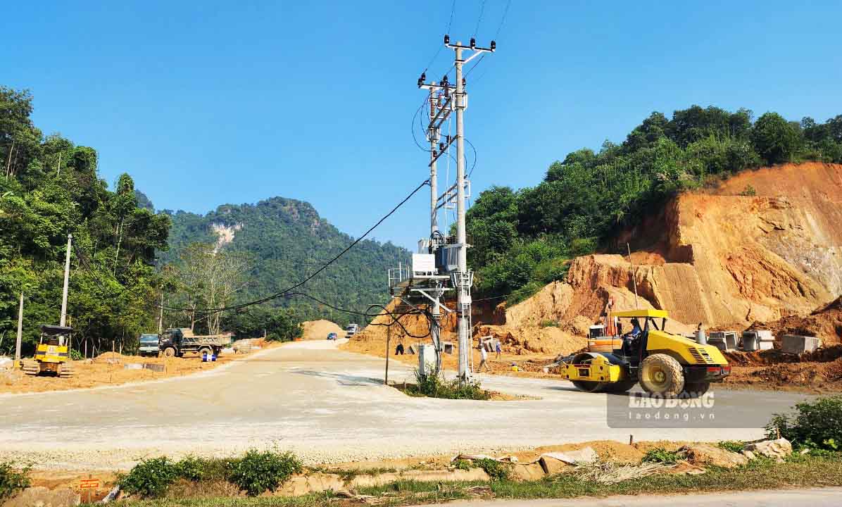 Đường dẫn giao cắt với Km 71, Quốc lộ 2 đã hoàn thành phần giải phóng mặt bằng. Ảnh: Nguyễn Tùng.