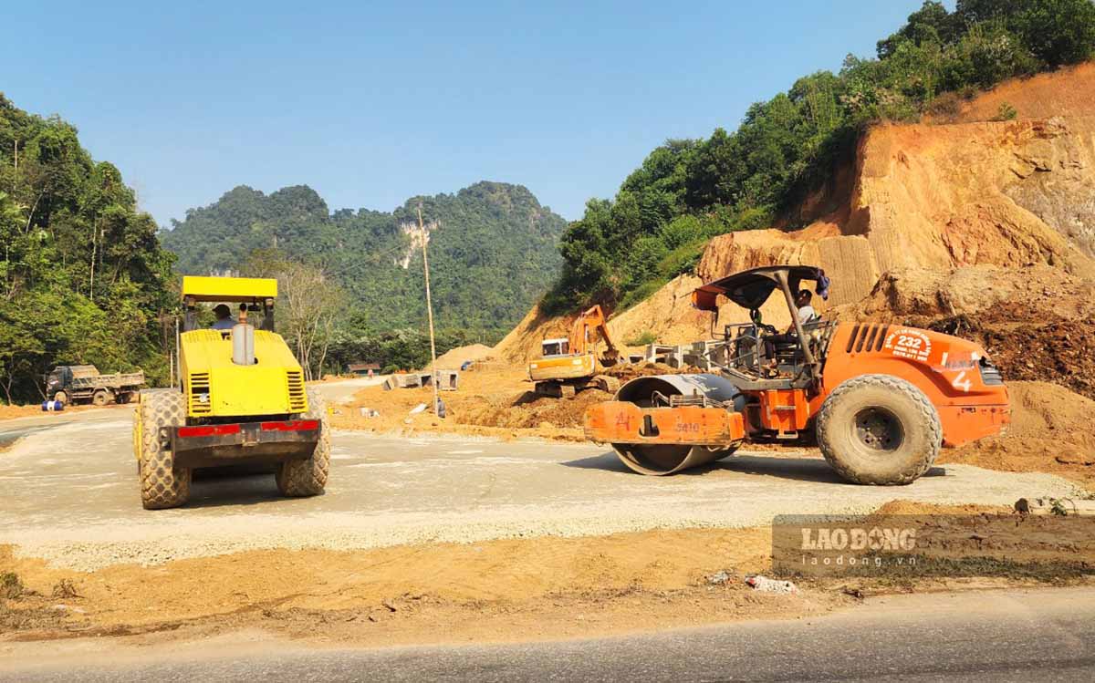 Tranh thủ thời tiết thuận lợi, các nhà thầu đang đẩy nhanh tiến độ thi công. Ảnh: Nguyễn Tùng.