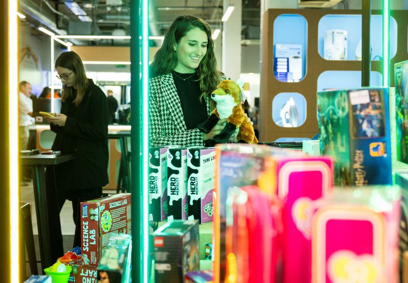 Nhiều người dân ở Anh và châu Âu có xu hướng mua hàng đã qua sử dụng trên Amazon. Ảnh: Amazon