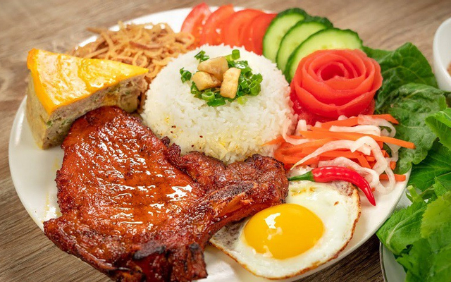 Một đĩa cơm tấm sườn bì chả đúng chuẩn gốc Sài Gòn. Ảnh: Foody