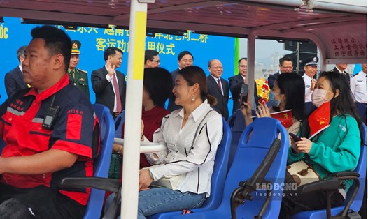 Đoàn khách Trung Quốc di chuyển bằng xe ôtô điện qua cầu Bắc Luân 2. Ảnh: Đoàn Hưng
