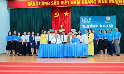 LĐLĐ huyện Chư Sê ký hợp tác toàn diện với Phòng giao dịch Cheo Reo, Ngân hàng TMCP Đầu tư và Phát triển Việt Nam Chi nhánh Phố Núi. Ảnh: Thanh Tuấn