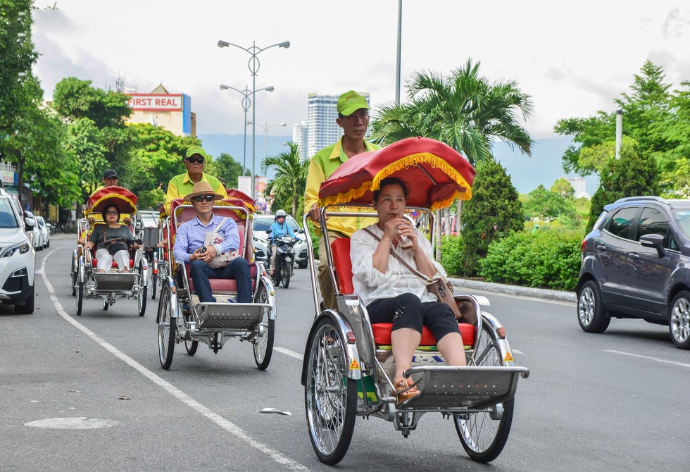 Xích lô là phương tiện khám phá thành phố khá thú vị cho du khách khi du lịch Hà Nội và TPHCM. Ảnh: Tường Minh