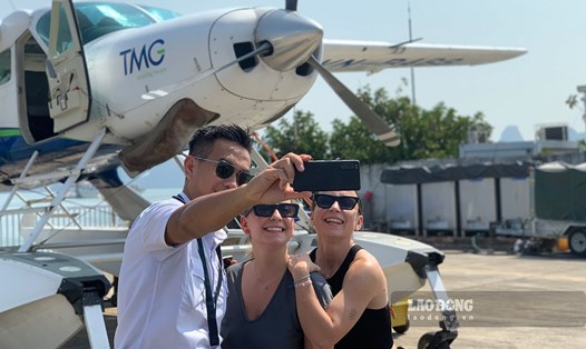 Hai khách du lịch người Tây Ban Nha háo hức trước giờ bay thủy phi cơ ngắm Hạ Long vào đầu tháng 11.2023. Ảnh: Ý Yên