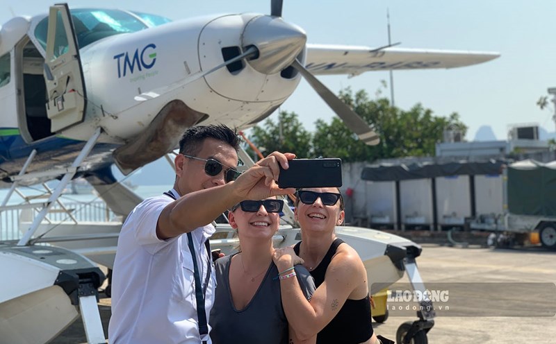 Hai khách du lịch người Tây Ban Nha háo hức trước giờ bay thủy phi cơ ngắm Hạ Long vào đầu tháng 11.2023. Ảnh: Ý Yên