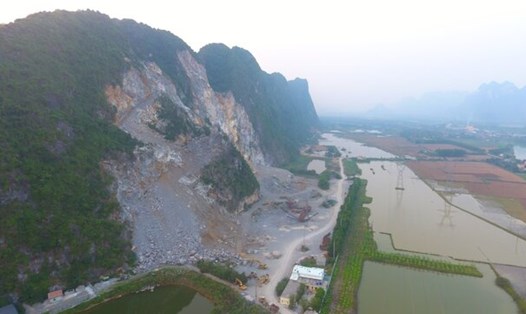Khu vực mỏ đá của Công ty CP Sản xuất vật liệu xây dựng Hòa Bình (tại xã Khoan Dụ, huyện Lạc Thủy) - nơi xảy ra vụ tai nạn lao động khiến 1 công nhân tử vong vào tháng 3.2023. Ảnh: Minh Chuyên