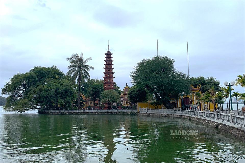 Chùa Trấn Quốc - một trong những danh lam thắng cảnh nổi tiếng ở Hà Nội. Ảnh: T.Vương
