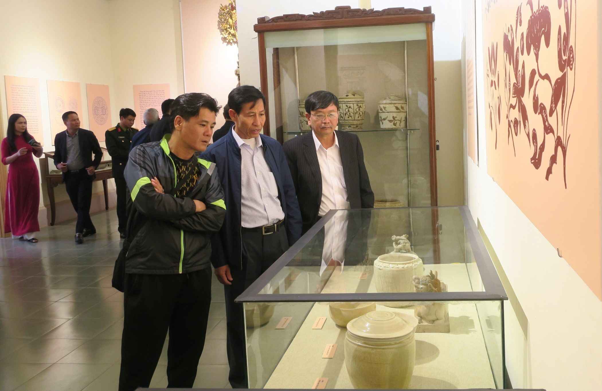 Bảo tàng Hải Phòng vừa phối hợp Hội Cổ vật Hải Phòng tổ chức khai mạc trưng bày Chuyên đề “Cổ vật Việt Nam” nhằm giới thiệu tới công chúng sự đa dạng loại hình và độc đáo của cổ vật Việt Nam. 
