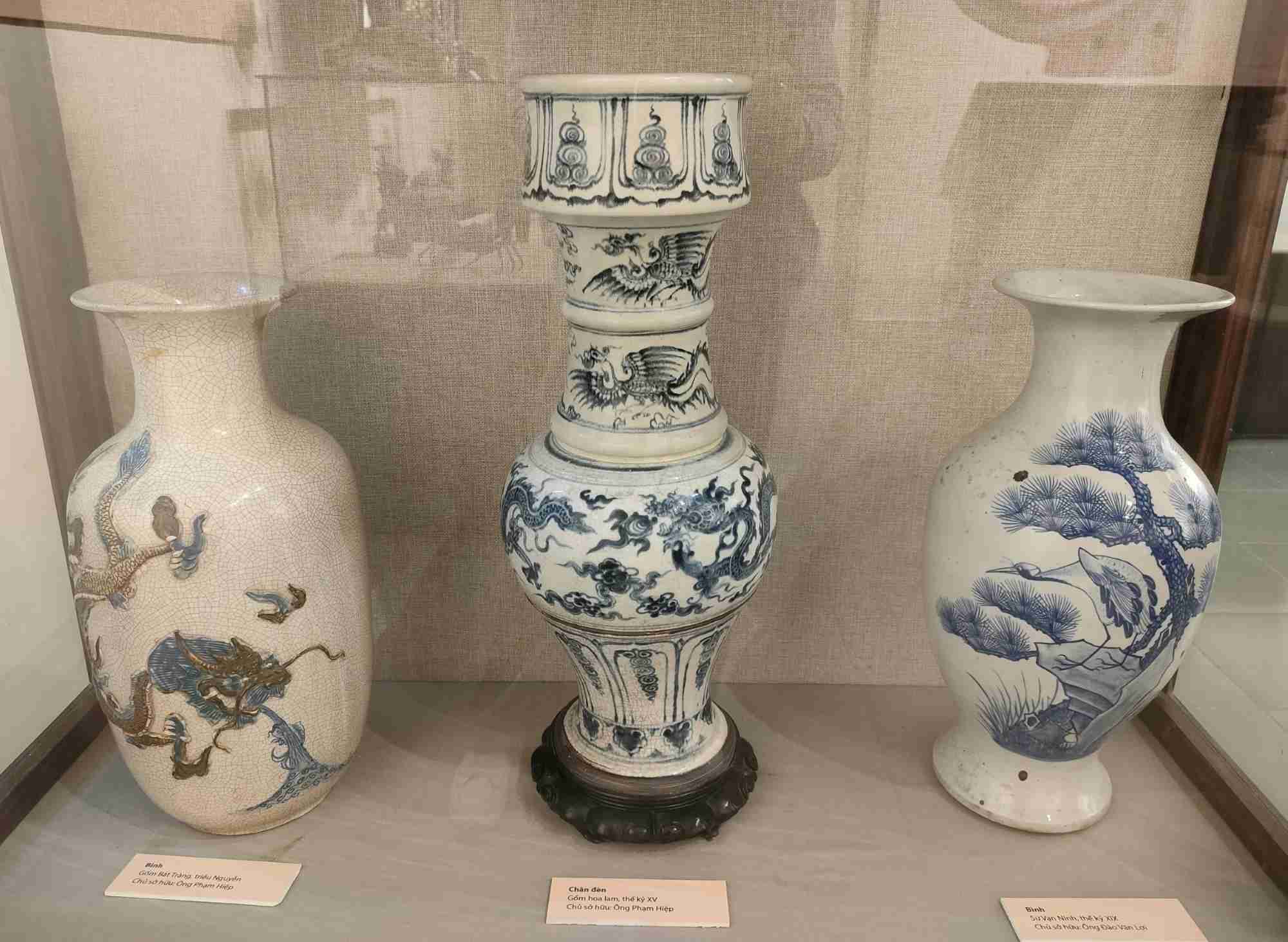 Một số cổ vật làm bằng gốm hoa lam cũng tham gia trưng bày. Theo thông tin từ Bảo tàng Hải Phòng, gốm hoa lam còn gọi là gốm men trắng vẽ lam, xuất hiện từ thế kỷ XIV, phát triển mạnh vào thế kỷ XV - XVI với nhiều loại hình phong phú, đa dạng. Gốm hoa lam được xem là mảng màu rực rỡ trong bức tranh toàn cảnh của gốm Việt Nam.
