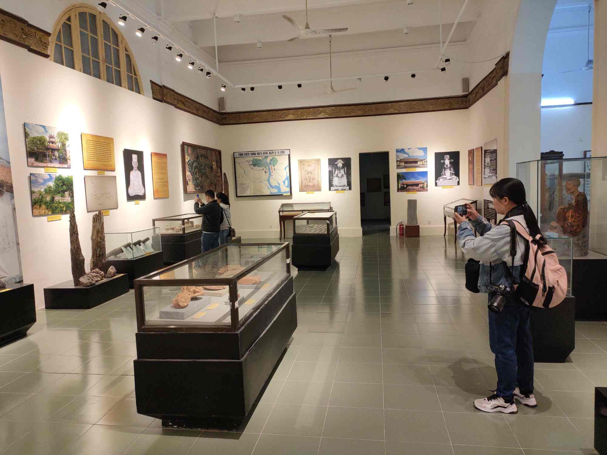 Ngoài 200 cổ vật trưng bày theo chuyên đề Cổ vật Việt Nam, tại Bảo tàng Hải Phòng có gian trưng bày cố định với khoảng 300 cổ vật, thu hút người dân đến tham quan hằng ngày. 